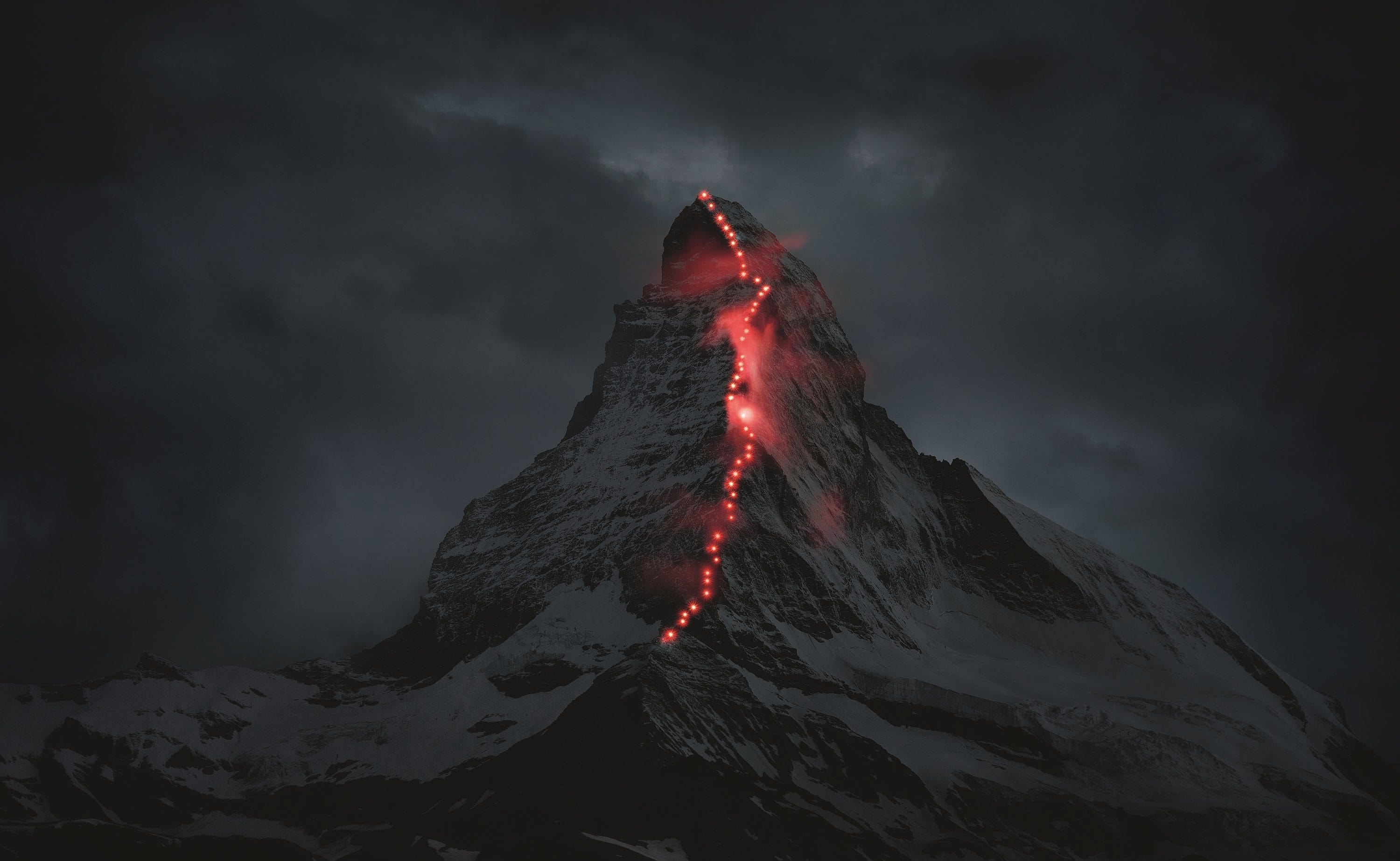 Matterhorn mit roten Lichtern.