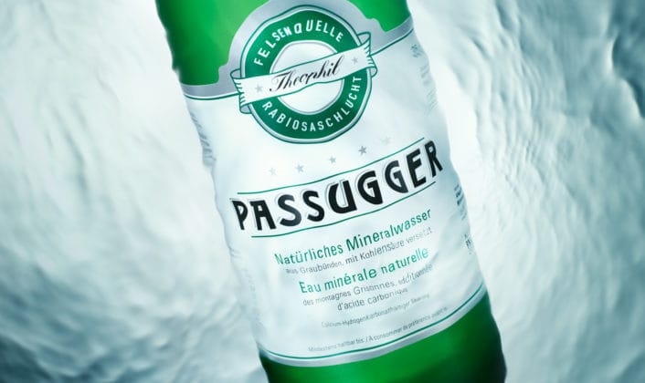 Eine Flasche Mineralwasser mit dem Wort Passugger darauf.