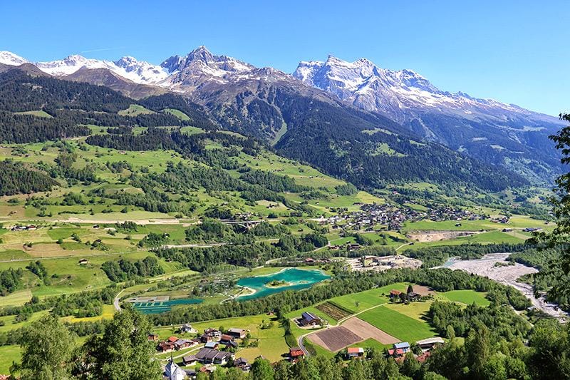 Ein Blick auf die Schweizer Alpen vom Gipfel eines Berges.