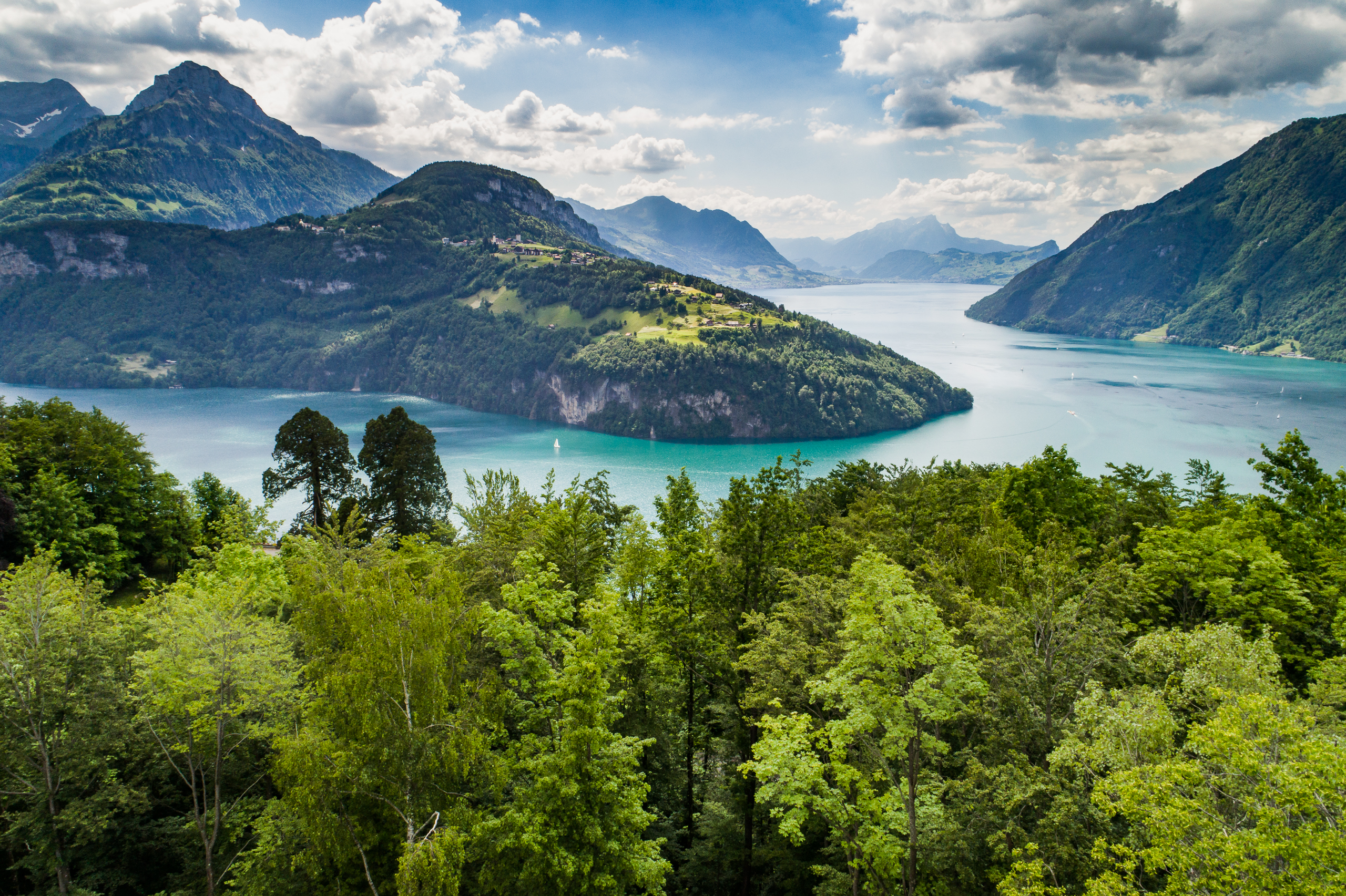 Ein Blick auf einen See und Berge in den Alpen, Schweiz.
