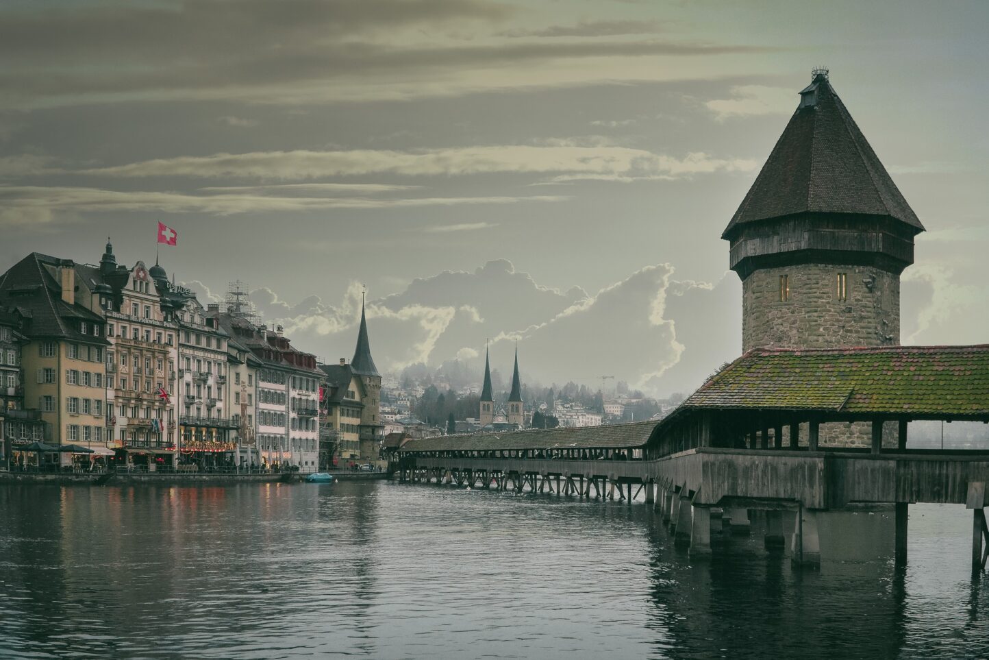 Brücke über See in Luzern